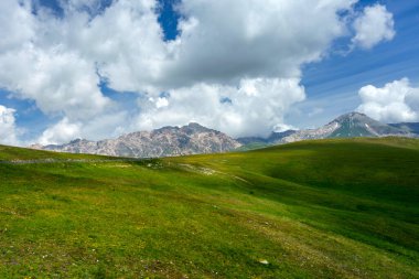 İtalya 'nın Abruzzo kentindeki Gran Sasso Doğal Parkı' ndaki dağ manzarası, baharda (Haziran))