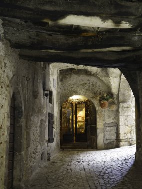 Santo Stefano di Sessanio, İtalya 'nın Abruzzo eyaletindeki Gran Sasso Doğal Parkı' nın ortaçağ köyü.