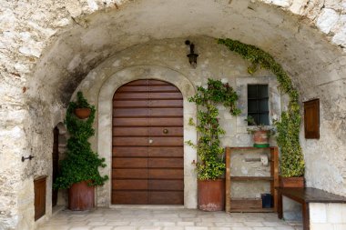 Santo Stefano di Sessanio, İtalya 'nın Abruzzo eyaletindeki Gran Sasso Doğal Parkı' nın ortaçağ köyü.