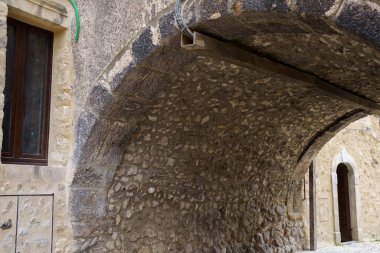 Santo Stefano di Sessanio, İtalya 'nın Abruzzo eyaletindeki Gran Sasso Doğal Parkı' nın ortaçağ köyü.