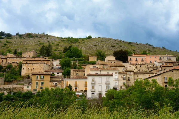 イタリアのアブルッツォ州のグラン サッソ自然公園の山の風景 Calascio 歴史的な村の眺め — ストック写真