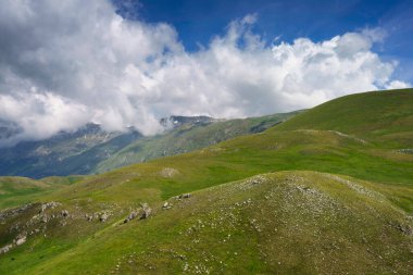 İtalya 'nın Abruzzo kentindeki Gran Sasso Doğal Parkı' ndaki dağ manzarası, baharda (Haziran))