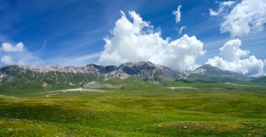 İtalya 'nın Abruzzo kentindeki Gran Sasso Doğal Parkı' ndaki dağ manzarası, baharda (Haziran))