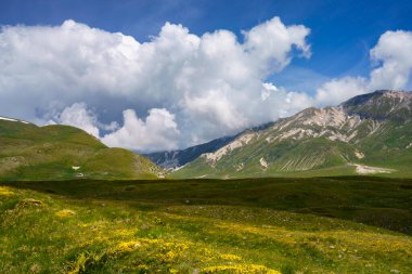 İtalya 'nın Abruzzo kentindeki Gran Sasso Doğal Parkı' ndaki dağ manzarası, baharda (Haziran))