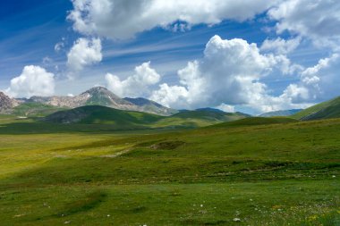 İtalya 'nın Abruzzo kentindeki Gran Sasso Doğal Parkı' ndaki dağ manzarası, baharda (Haziran))