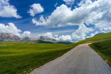 İtalya 'nın Abruzzo kentindeki Gran Sasso Doğal Parkı' ndaki dağ manzarası, baharda (Haziran))
