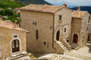 Santo Stefano di Sessanio, İtalya 'nın Abruzzo eyaletindeki Gran Sasso Doğal Parkı' nın ortaçağ köyü.