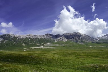 İtalya 'nın Abruzzo kentindeki Gran Sasso Doğal Parkı' ndaki dağ manzarası, baharda (Haziran))