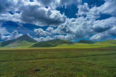 İtalya 'nın Abruzzo kentindeki Gran Sasso Doğal Parkı' ndaki dağ manzarası, baharda (Haziran))