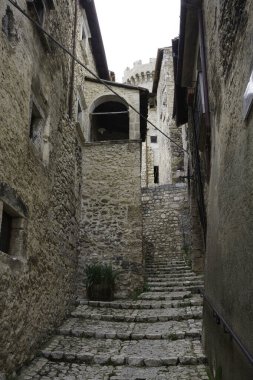Santo Stefano di Sessanio, İtalya 'nın Abruzzo eyaletindeki Gran Sasso Doğal Parkı' nın ortaçağ köyü.