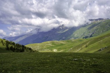 İtalya 'nın Abruzzo kentindeki Gran Sasso Doğal Parkı' ndaki dağ manzarası, baharda (Haziran))