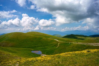 İtalya 'nın Abruzzo kentindeki Gran Sasso Doğal Parkı' ndaki dağ manzarası, baharda (Haziran))