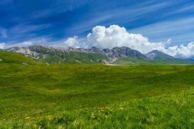 İtalya 'nın Abruzzo kentindeki Gran Sasso Doğal Parkı' ndaki dağ manzarası, baharda (Haziran))