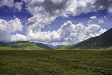 İtalya 'nın Abruzzo kentindeki Gran Sasso Doğal Parkı' ndaki dağ manzarası, baharda (Haziran))