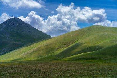İtalya 'nın Abruzzo kentindeki Gran Sasso Doğal Parkı' ndaki dağ manzarası, baharda (Haziran))