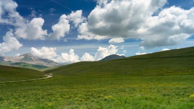 İtalya 'nın Abruzzo kentindeki Gran Sasso Doğal Parkı' ndaki dağ manzarası, baharda (Haziran))