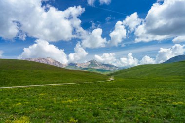 İtalya 'nın Abruzzo kentindeki Gran Sasso Doğal Parkı' ndaki dağ manzarası, baharda (Haziran))
