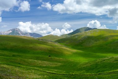 İtalya 'nın Abruzzo kentindeki Gran Sasso Doğal Parkı' ndaki dağ manzarası, baharda (Haziran))