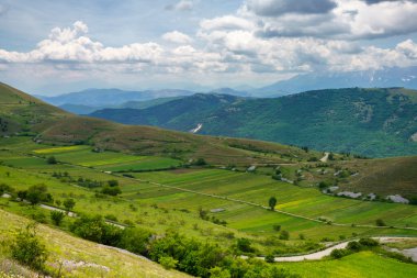 İtalya 'nın Abruzzo kentindeki Gran Sasso Doğal Parkı' ndaki dağ manzarası, baharda (Haziran))