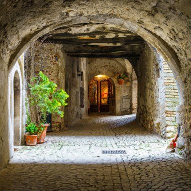Santo Stefano di Sessanio, İtalya 'nın Abruzzo eyaletindeki Gran Sasso Doğal Parkı' nın ortaçağ köyü.