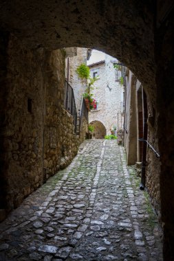 Santo Stefano di Sessanio, İtalya 'nın Abruzzo eyaletindeki Gran Sasso Doğal Parkı' nın ortaçağ köyü.