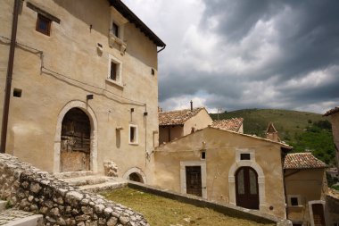 Santo Stefano di Sessanio, İtalya 'nın Abruzzo eyaletindeki Gran Sasso Doğal Parkı' nın ortaçağ köyü.