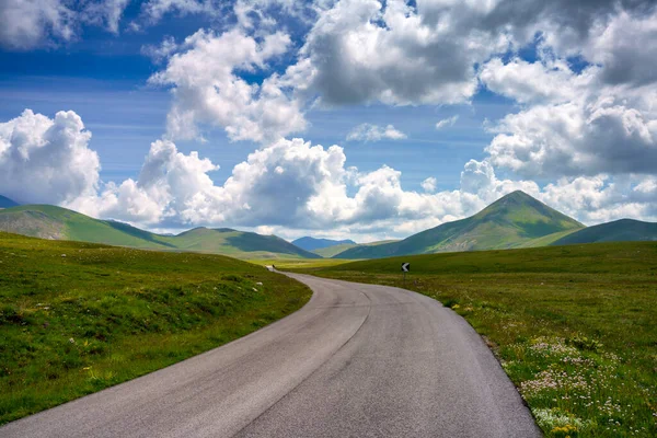 İtalya 'nın Abruzzo kentindeki Gran Sasso Doğal Parkı' ndaki dağ manzarası, baharda (Haziran))