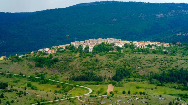イタリアのアブルッツォ州のグラン サッソ自然公園の山の風景 Castelvecchio Calvisioのビュー 歴史的な村 — ストック写真