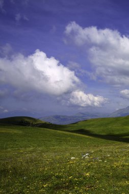 İtalya 'nın Abruzzo kentindeki Gran Sasso Doğal Parkı' ndaki dağ manzarası, baharda (Haziran))
