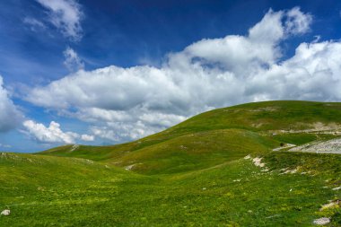 İtalya 'nın Abruzzo kentindeki Gran Sasso Doğal Parkı' ndaki dağ manzarası, baharda (Haziran))