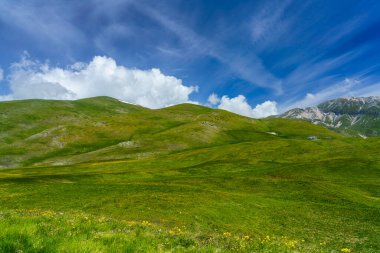 İtalya 'nın Abruzzo kentindeki Gran Sasso Doğal Parkı' ndaki dağ manzarası, baharda (Haziran))
