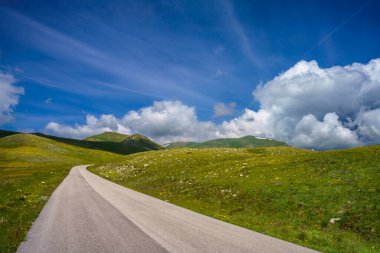 İtalya 'nın Abruzzo kentindeki Gran Sasso Doğal Parkı' ndaki dağ manzarası, baharda (Haziran))
