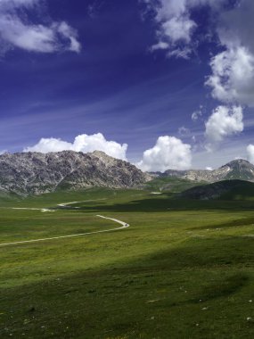 İtalya 'nın Abruzzo kentindeki Gran Sasso Doğal Parkı' ndaki dağ manzarası, baharda (Haziran))