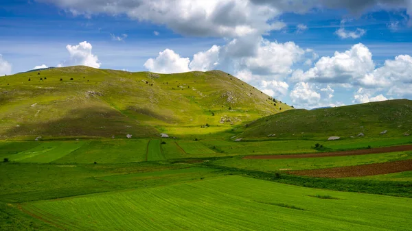 Laquila省Abruzzo Gran Sasso自然公园春季 的山区景观 — 图库照片