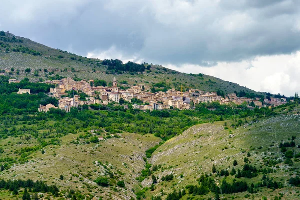 イタリアのアブルッツォ州のグラン サッソ自然公園の山の風景 Castelvecchio Calvisioのビュー 歴史的な村 — ストック写真