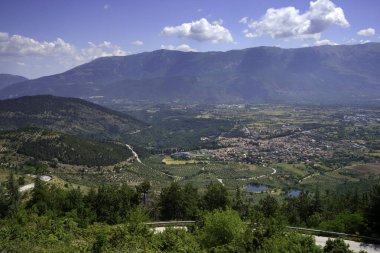 Springtime landscape in the Valle Peligna, near Raiano and Anversa, L Aquila province, Abruzzo, Italy