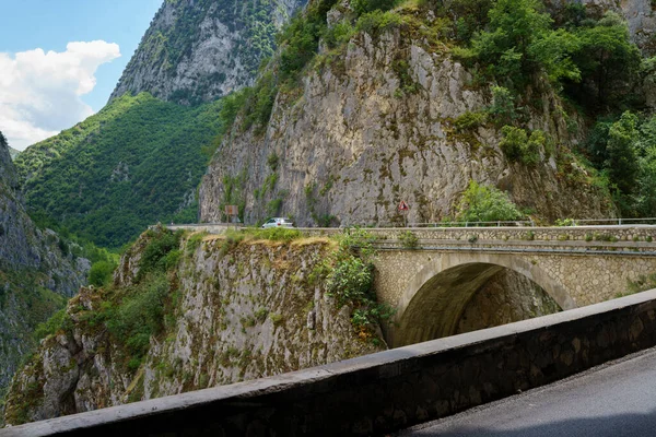 アブルッツォ州 イタリア Aquila州の有名な峡谷であるGole Del Sagitarioの道に沿って山の風景 — ストック写真