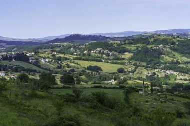 Haziran 'da Macchiagodena ve Frosolone yakınlarındaki Molise' de manzara