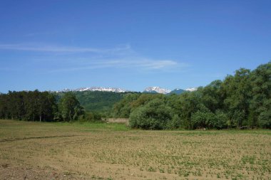 Baharda Abruzzo ve Molise arasında Macerone yolu boyunca uzanan dağ manzarası.