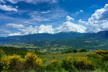 Haziran ayında Macchiagodena yakınlarındaki Molise 'de ve Grotte, Isernia' daki Sant Angelo 'da manzara