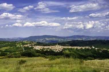 Haziran 'da Macchiagodena ve Frosolone yakınlarındaki Molise' de manzara. Sant Elena Sannita Manzarası