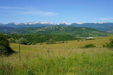 Baharda Abruzzo ve Molise arasında Macerone yolu boyunca uzanan dağ manzarası.