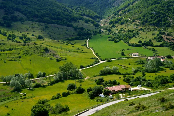 Krajobraz Górski Wiosną Abruzzi Koło Scanno Villetta Barrea Prowincja Aquila — Zdjęcie stockowe