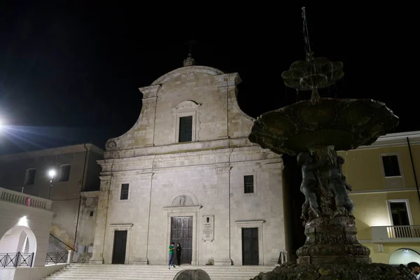 意大利阿布鲁佐拉奎拉省历史名城圣格罗城堡 晚上与人们在一起 — 图库照片