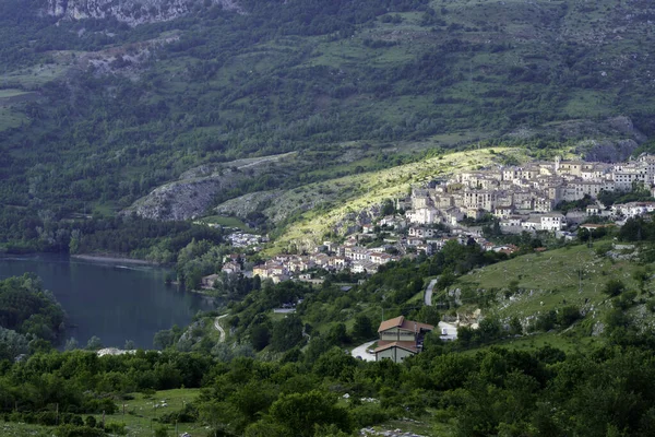 Barrea Παλιό Χωριό Στην Επαρχία Aquila Abruzzo Ιταλία Την Άνοιξη — Φωτογραφία Αρχείου