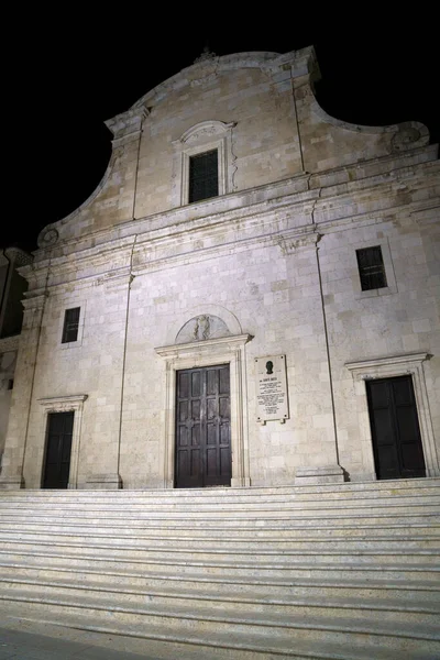 意大利阿布鲁佐拉奎拉省历史名城圣格罗城堡 Castel Sangro 在夜间的教堂立面 — 图库照片