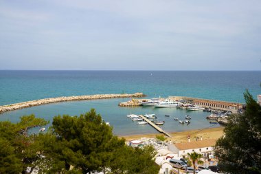İtalya 'nın Apulia eyaletindeki Peschici' deki Gargano sahili boyunca uzanan manzara