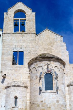 Trani, Apulia, İtalya: Limanın önündeki tarihi binalar
