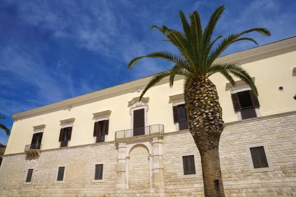 Trani Apulia Włochy Zabytkowe Budynki Przed Portem — Zdjęcie stockowe