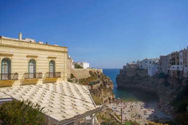 Polignano a Mare, Bari eyaletinin tarihi şehri, Apulia, İtalya: kıyıdaki eski binalar
